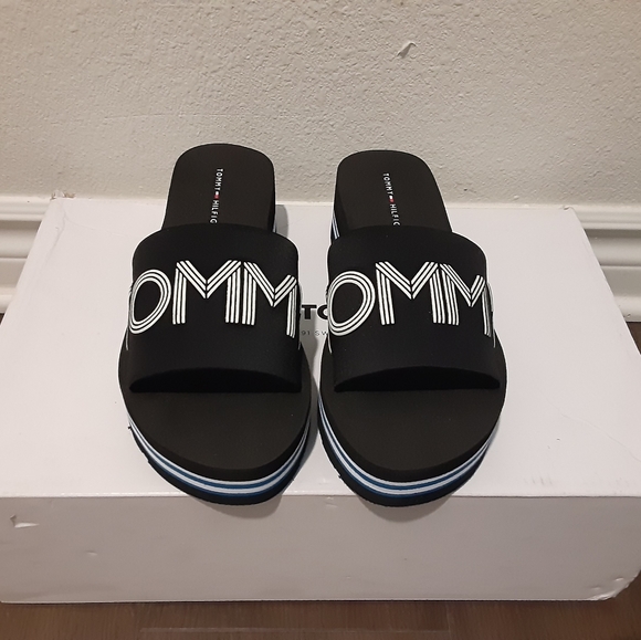 Tommy Hilfiger - Picture 3 of 3